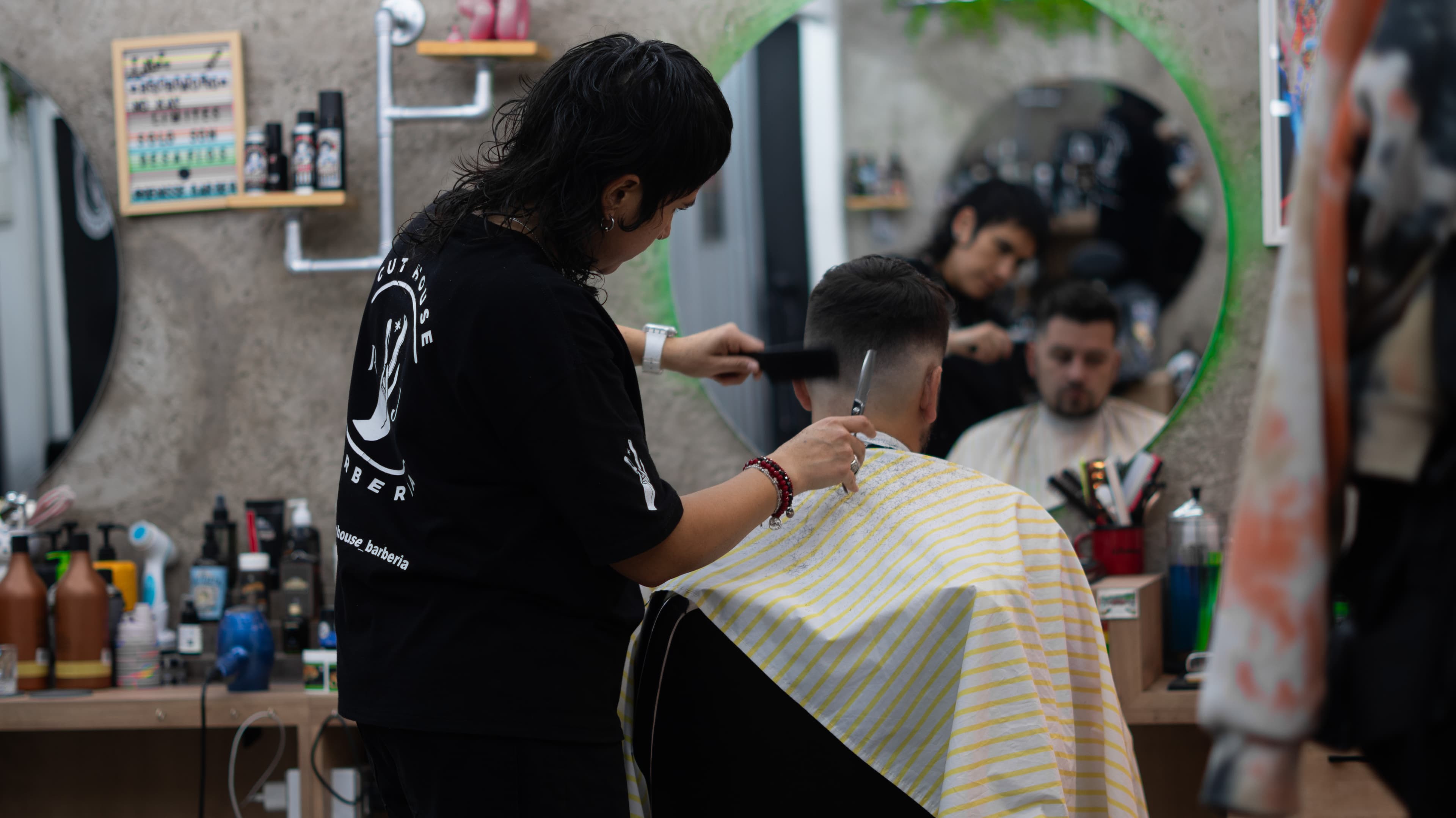 Interior de RJ Cut House barbería boutique Av Italia Providencia